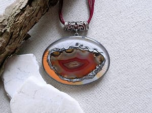 Oválný náhrdelník s Achátem_Náhrdelník na tmavě hnědém víceřadém stužkovém řemínku