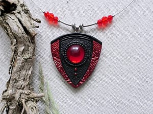 Náhrdelník s červeným očkem_Originální červeno-černý náhrdelník s krásným červeným skleněným očkem na ocelové obruči