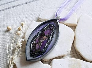 Náhrdelník s fialovým Regalitem_Elegantní náhrdelník_pryskyřicové lůžko ve tvaru navety s kabošonem z mořského Regalitu zdobéném jemnými stříbrnými aplikacemi