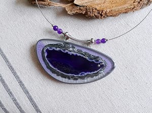 Náhrdelník s fialovým Achátem_Designový šperk_náhrdelník s plátkem fialového Achátu na ocelové obruči zdobené minerálními korálky