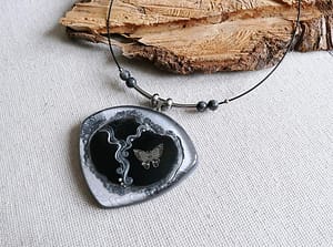 Náhrdelník s černým Achátem_Designový náhrdelník s plátkem černého Achátu_který jsem dozdobila kovovým motýlkem a postříbřenými jemnými spirálkymi