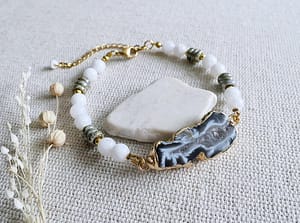 Náramek s Achátem a Jadeitem_Náramek s krásným ozdobným plátkem Achátu na lanku s jadeitovými korálky