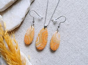 Oranžový náhrdelník s náušnicemi_Drobná elegantní souprava - náhrdelník na jemném ocelovém řetízku s visacími náušnicemi