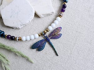 Náhrdelník s modrofialovou vážkou_Elegantní šperk s krásnou měňavou vážkou na černém lanku se třemi druhy minerálních korálků_ Bílým Onyxem, fialovým Ametystem a Hematitem s modrým pokovem