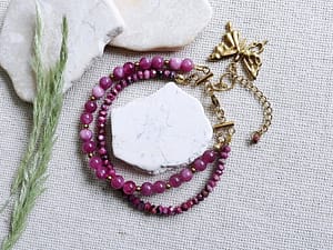 Náramek s Lepidolitem a Rubínem_Elegantní dvojitý náramek z minerálních korálků v příjemné růžové barvě se zlatým přívěskem ve tvaru motýlka