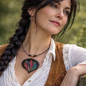 Modelka s náhrdelníkem s květinou_Náhrdelník na černém lanku s barevnou romantickou květinou na černém podkladu