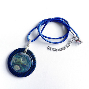 Modrý samostatný přívěsek šperkový, náhrdelník na řemínku