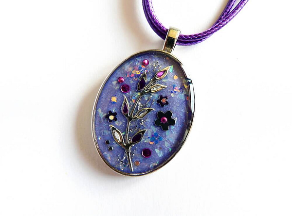 Fialový náhrdelník s květinami oválný