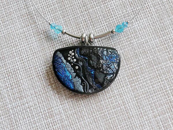 Modrý náhrdelník na ocelovém lanku s korálky