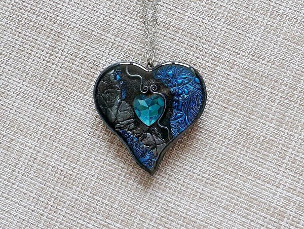 Modrý náhrdelník srdce na dlouhém řetízku